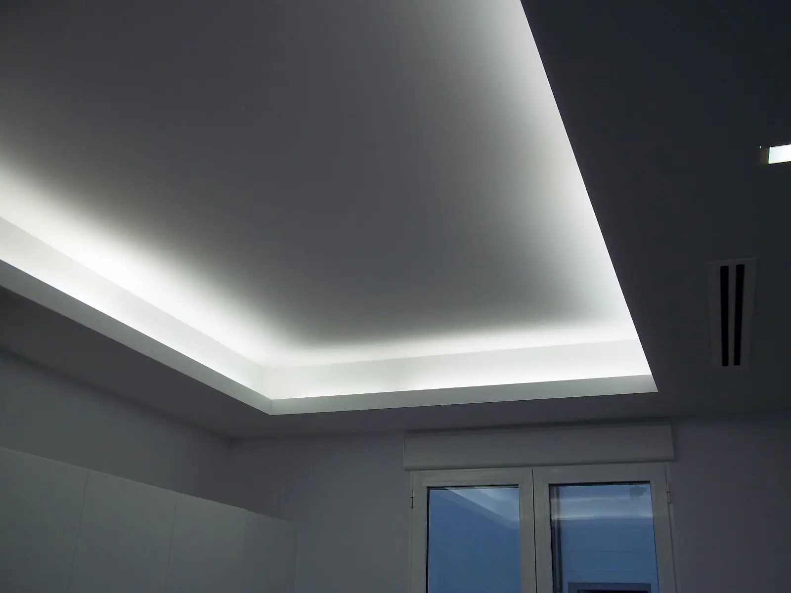 Resultado final de falso techo de pladur con foseado para luces LED instalado por CapaPro en Cancelada