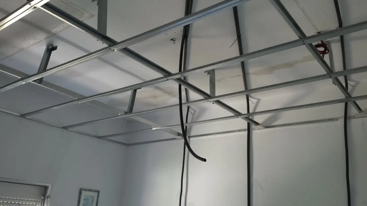 Instalación de estructura metálica de perfilería para techos de pladur en Estepona