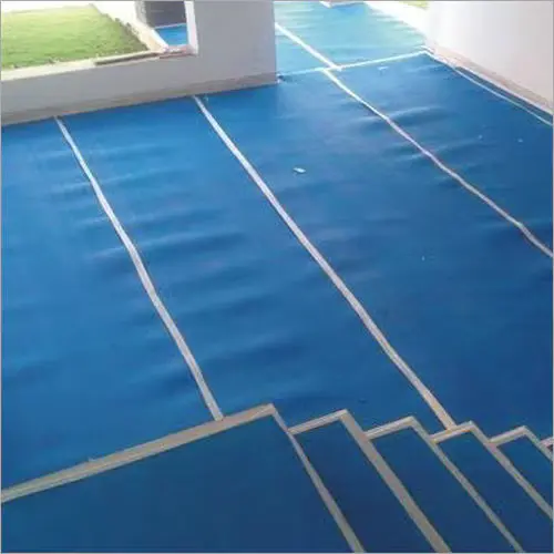 Cinta de carrocero y plásticos de protección en rodapiés antes de pintar