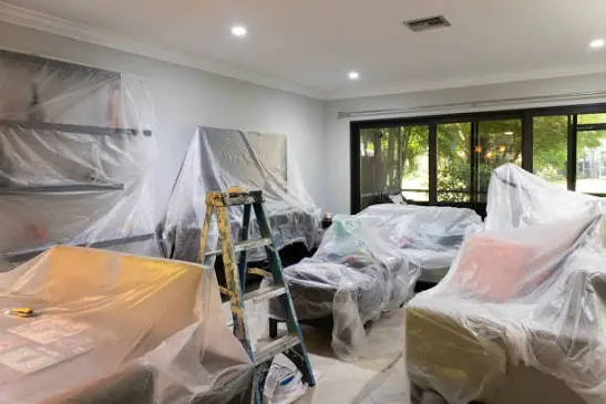 Muebles y sofás totalmente protegidos con plásticos por nuestra empresa de pintura