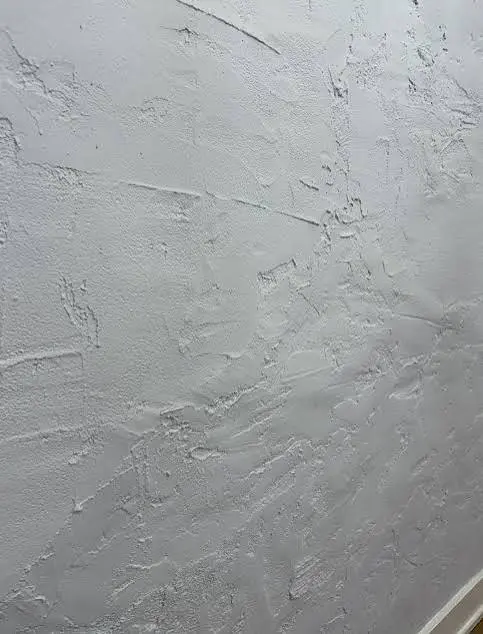 Uneven plastering and bowed wall defect checked with a spirit level